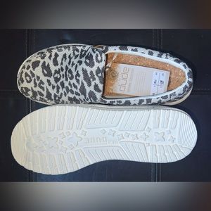 Hey Dude woman’s size 9